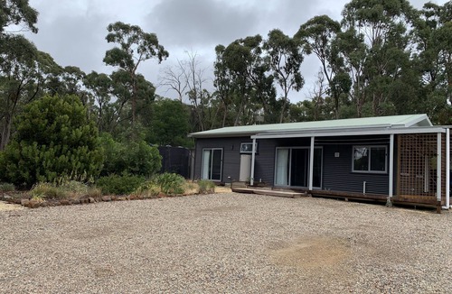 Creswick House | Bright and spacious bungalow in authentic bush setting