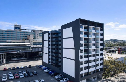 Bowen Hills Apartment | Bright Bowen Hills 2BR Escape Near CBD