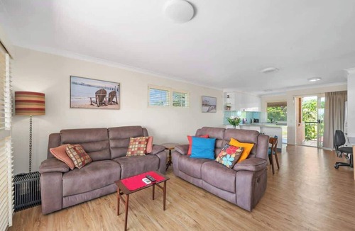 Clayfield Apartment | Bright & Breezy ~ 2 Bed/2 Bath/1 Car/Views!