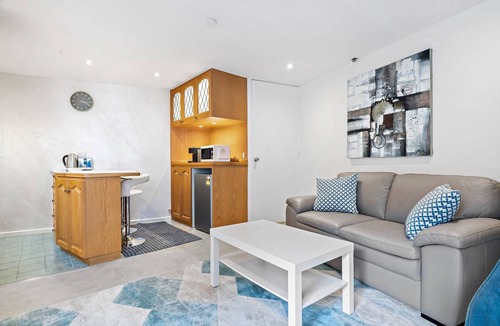 Chinatown Apartment | Bright CBD Apartment Close to Dining & Shopping
