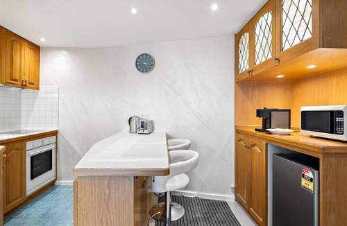Chinatown Apartment | Bright CBD Apartment Close to Dining & Shopping