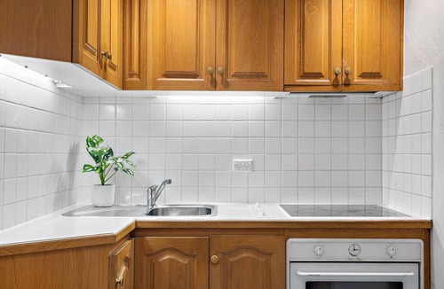 Chinatown Apartment | Bright CBD Apartment Close to Dining & Shopping