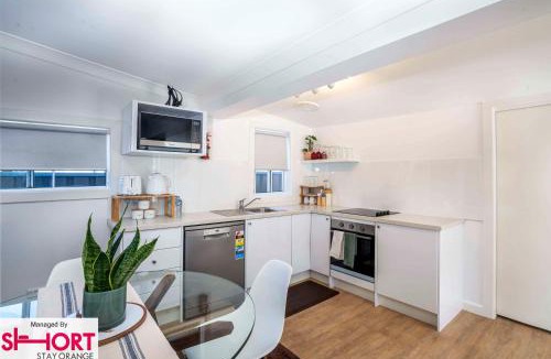 Orange House | Bright, Cosy Cottage Central To Town - CBD
