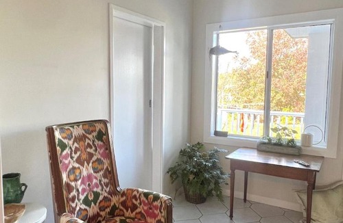 Nowra House | Bright cottage, quiet and centrally located