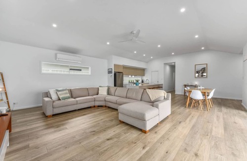 Waterhouse House | Bright & Easy - Pet Friendly Outside 7 Cobb n Co Way Robe