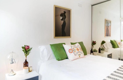 St. Kilda East Apartment | Bright & Modern 2 Bed in St Kilda East