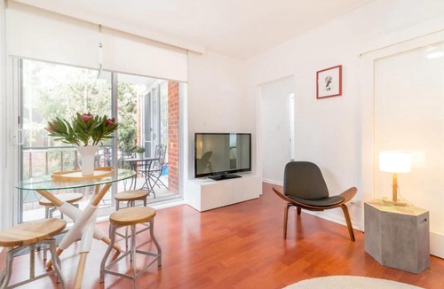 St. Kilda East Apartment | Bright & Modern 2 Bed in St Kilda East