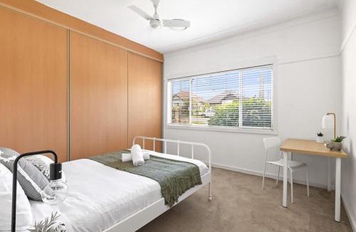 Ryde House | Bright Queen Room - Central Location at Ryde - Shared Bathroom and Amenities
