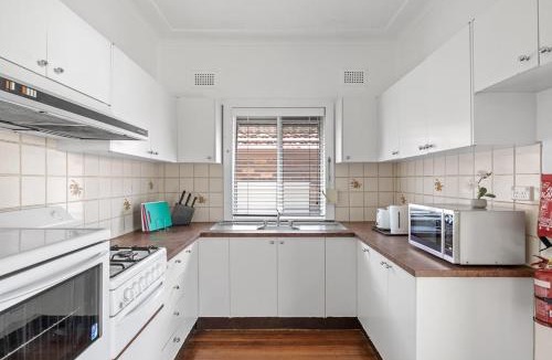 Ryde House | Bright Queen Room - Central Location at Ryde - Shared Bathroom and Amenities