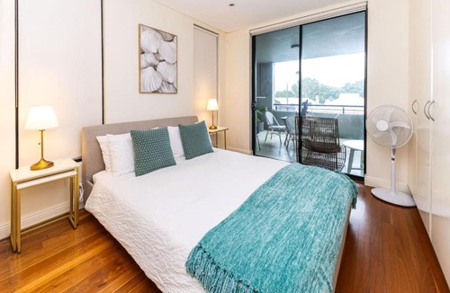 Bondi Apartment | Bright & Spacious 2 BDR w Pool Parking Balcony AC