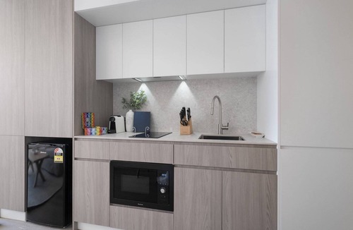 North Fremantle Apartment | Bright Studio with Rooftop BBQ in Fremantle