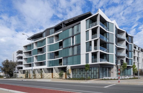 North Fremantle Apartment | Bright Studio with Rooftop BBQ in Fremantle