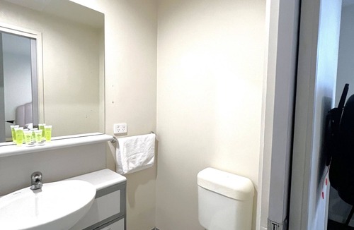 Carlton South Apartment | Bright Studio in Melbourne CBD | Walk to Market & Shops