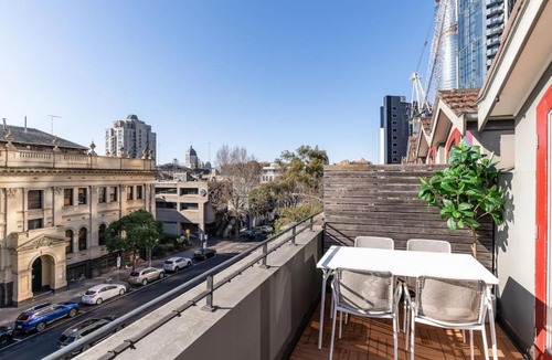 Melbourne Central Business District Apartment | Bright stylish gem in central Melbourne
