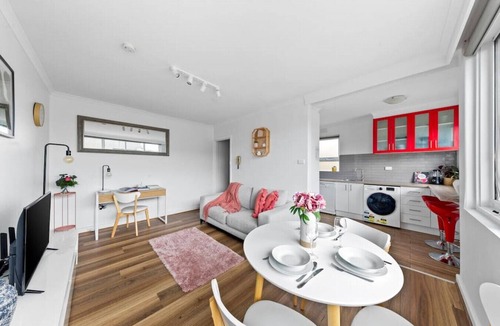 Balaclava Apartment | Bright & Sunny Oasis