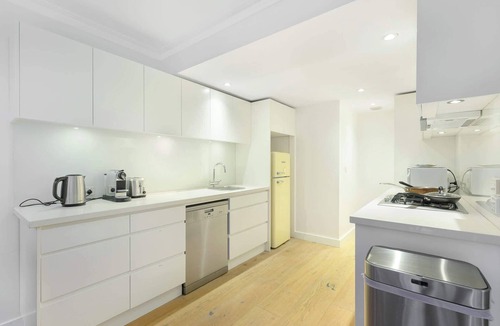 Neutral Bay Condo | Bright Townhome with Courtyard in Neutral Bay