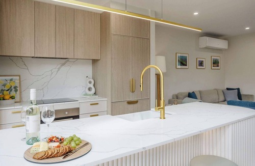 Brighton House | Brighton Coastal Hideaway with Free Parking