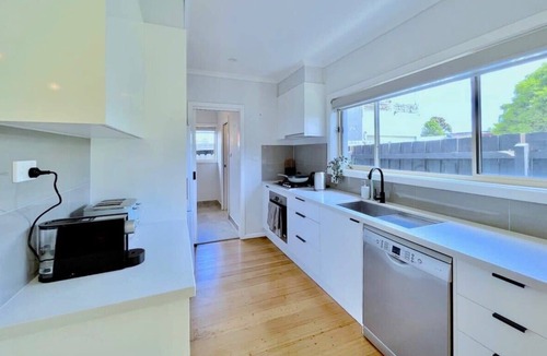 Forest Hill House | Brilliant Modern Villa 65' Samsung Smart TV