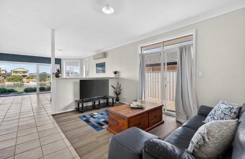 Nangkita House | Britannia Bliss - Waterfront Escape on Hindmarsh Island