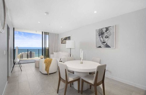 Broadbeach Apartment | Broadbeach Elegant apartment with views!