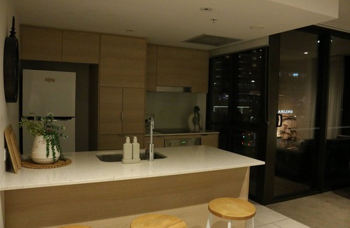 Broadbeach Apartment | Broadbeach Stunner Modern and Central w/free parking