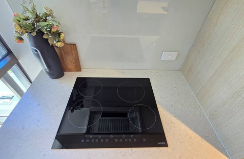 Broadbeach Apartment | Broadbeach Stunner Modern and Central w/free parking