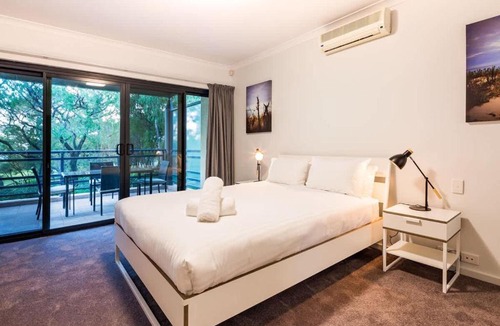 Broadwater House | Broadwater Bliss - Beachside Escape with Resort Perks