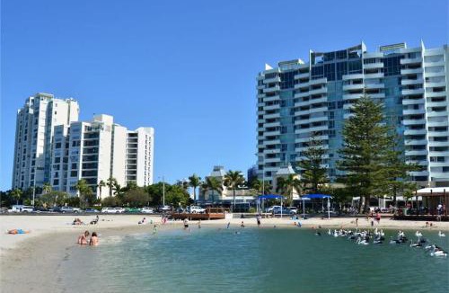 Labrador Apartment | Broadwater Waterfront Balcony near Sea World