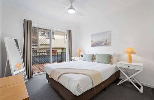Labrador Apartment | Broadwater Waterfront Balcony near Sea World