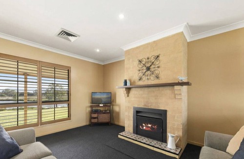 Rothbury Villa | Broken View Mountain Villa with Free Wine Tasting