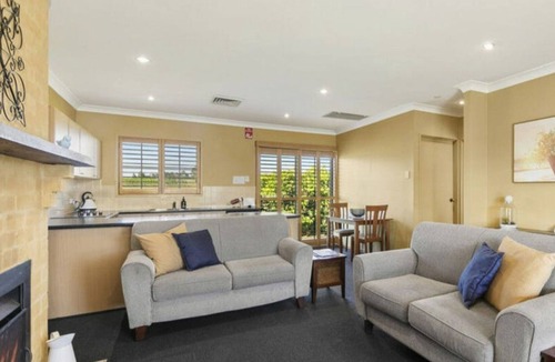 Rothbury Villa | Broken View Mountain Villa with Free Wine Tasting