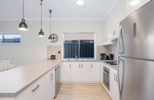 Goolwa House | Brooking’s Perch - Riverside Stay near Cafés & Wharf