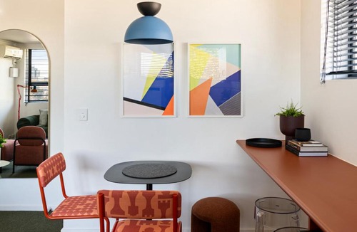 Collingwood North Apartment | Budd Place Sunny Top-Floor Stay with Parking