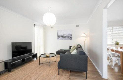 South Kalgoorlie House | Bullion Bungalow - Stylish, Secure 3 Bed Stay