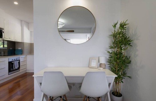 Burleigh Heads Apartment | Burleigh Headland Retreat with Balcony | Walk to National Park & Beach