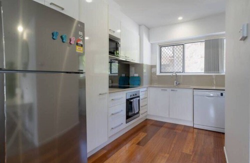 Burleigh Heads Apartment | Burleigh Headland Retreat with Balcony | Walk to National Park & Beach