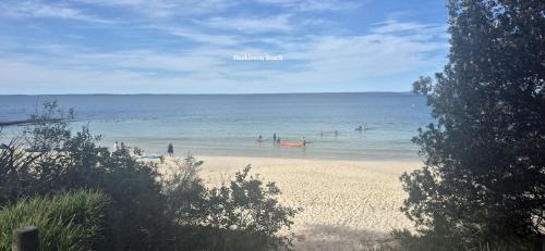 Huskisson House | Burrill's Cedar Cottage by Book Jervis Bay - Walking Distance to Water