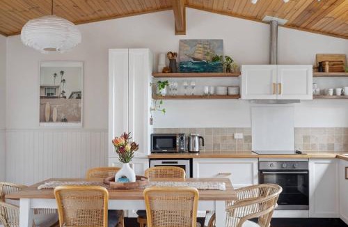 Binalong Bay House | Bush Hideaway by the beach