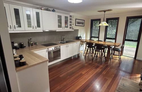 Margaret River House | Bushey Heath - A Walk To Town Bush Retreat