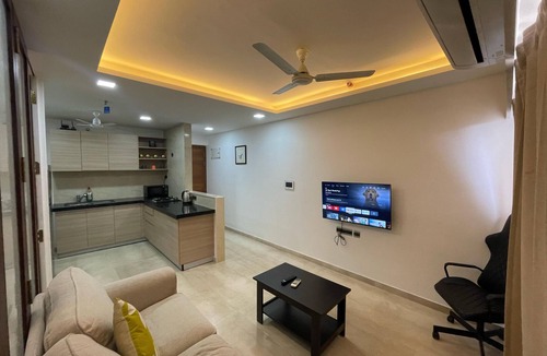 Kurla Apartment | Business-Ready Apt near Jio World Centre | 1BR + Gym + Pool