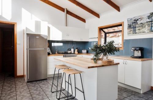 Bungaree House | Buttons By The Beach - beach house on King Island