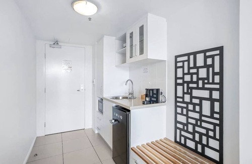 Cairns Central Business District Apartment | Cairns Central Getaway: A Sleek City Studio