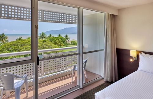 Cairns North Hotel | Cairns Harbourside Hotel
