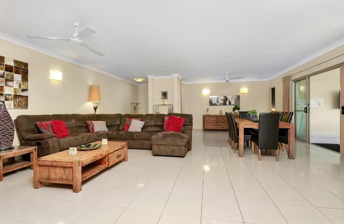 Westcourt Apartment | Cairns One - Silverwood View