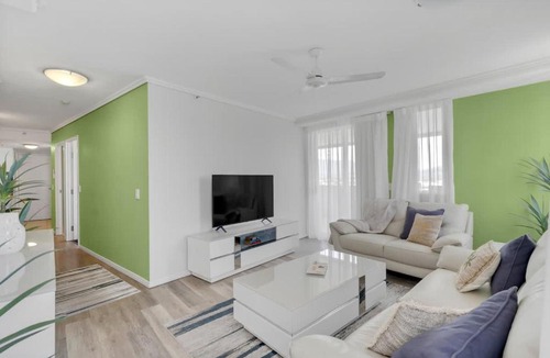Cairns Central Business District Apartment | "Cairns Sky" A Central Resort-style Retreat
