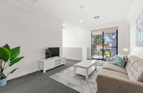 Campbelltown House | Campbelltown modern home Family Stay