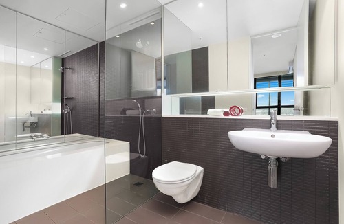 Camperdown Apartment | Camperdown 1 bdrm with car park, gym & pool