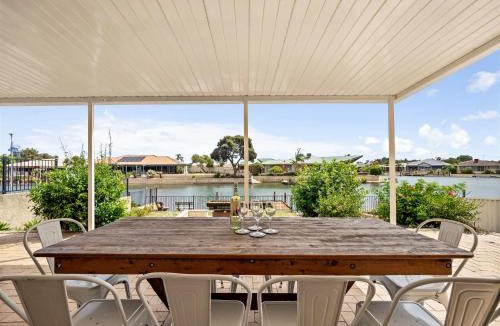 South Yunderup House | Canal viewPrivate JettyFamily-Pet Friendly