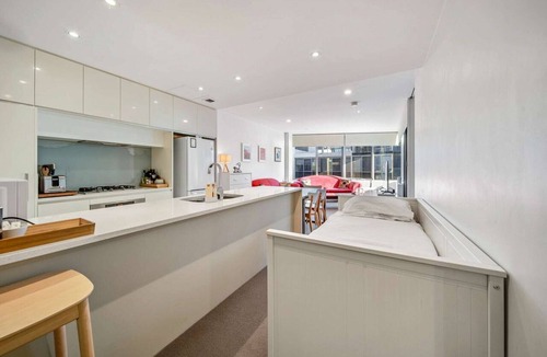 Kingston Apartment | Canberra Lakefront 2-Bed with Pool,