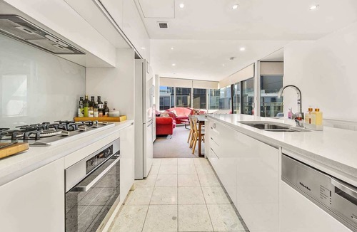 Kingston Apartment | Canberra Lakefront 2-Bed with Gym & Parking